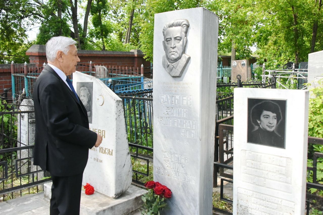 Фарид Мухаметшин возложил цветы к могилам руководителей Верховного Совета ТАССР